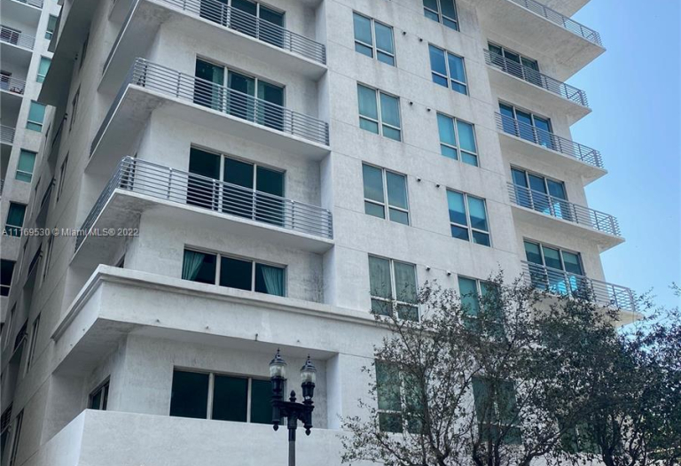 Modern Loft Across from Metro-Rail & MDC!!